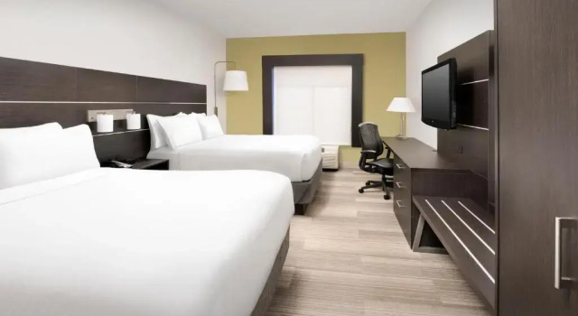 Четырёхместный номер Standard Holiday Inn Express Knoxville-Strawberry Plains by IHG