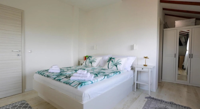 Amazing Home in Donje Sitno with Outdoor Swimming Pool, Hot Tub & 4 Bedrooms, Rezerwuj Hotel Hotele w Split-Dalmatia County z parkingiem, Parking