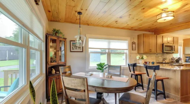 Коттедж Waterfront Haven w/ Boat Dock! Fort Ann Retreat