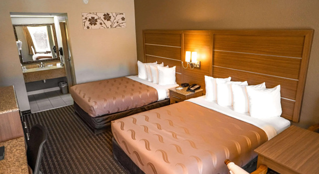 Четырёхместный номер Standard Quality Inn & Suites near Six Flags - Austell