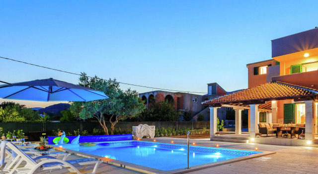 Modern apartment, private terrace, shared heated pool, near Trogir and Split, Đặt Căn hộ Khách sạn ở Rudine có hồ bơi, Hồ bơi