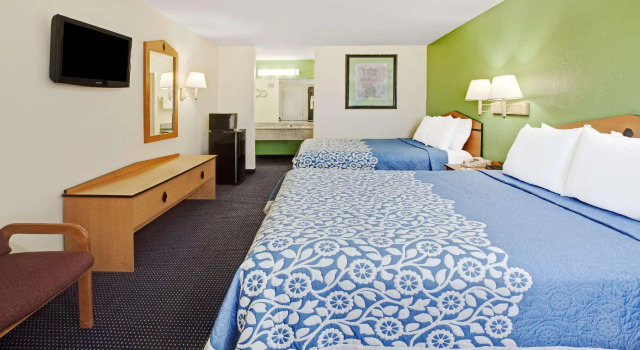 Четырёхместный номер Standard Days Inn by Wyndham Baytown TX