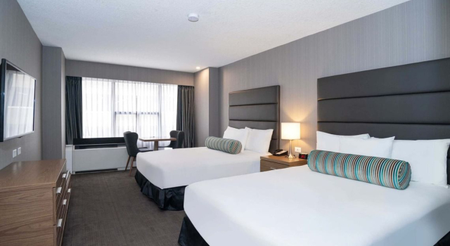 Четырёхместный номер Standard Sandman Signature Calgary Downtown Hotel