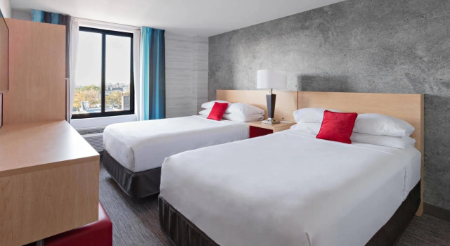 Red Lion Inn and Suites Brooklyn, Забронировать Отель Отели Бруклина с парковкой, рядом с Здание «Вильямсбург-Сейвингс-Бэнк-Тауэр», Парковка