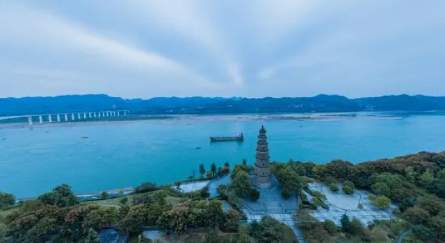 Ramada by Wyndham Yichang Riverside, Prenota Hotel Hotel a Hubei con parcheggio, Parcheggio