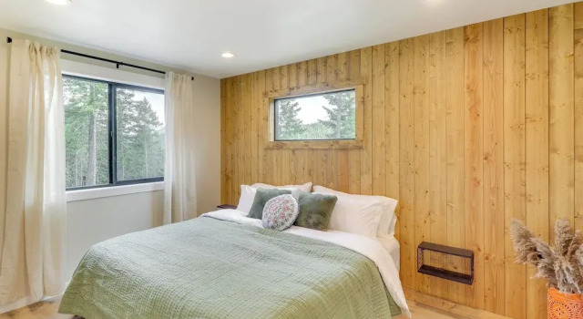 Modern Lakeside Cabin w/ Mountain Views & Hot Tub!, Boek Hotel Lakeside Montana