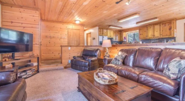 Коттедж Whiskey Springs by Avantstay Classic Cabin Near Tahoe Donner Ski Area!