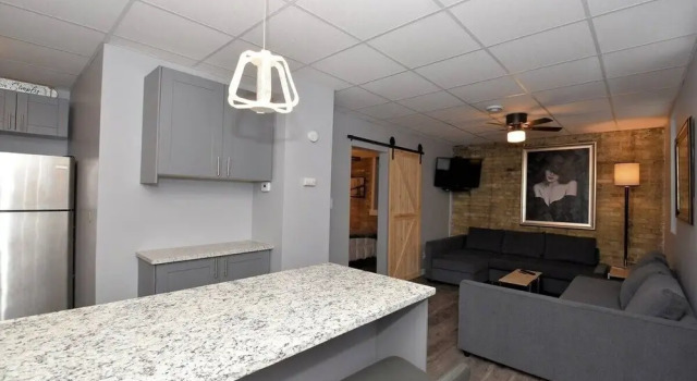 Modern Meets Vintage! Renovated 1 BR in Milwaukee, Rezerwuj Hotel Milwaukee Wisconsin, w pobliżu Marcus Center