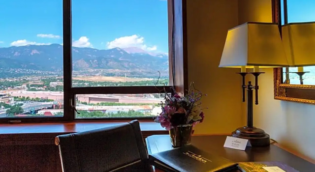 Четырёхместный номер Deluxe The Antlers, a Wyndham Hotel