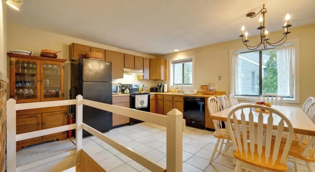 Апартаменты Dover Condo w/ Grill & Balcony: 3 Mi to Mt Snow!