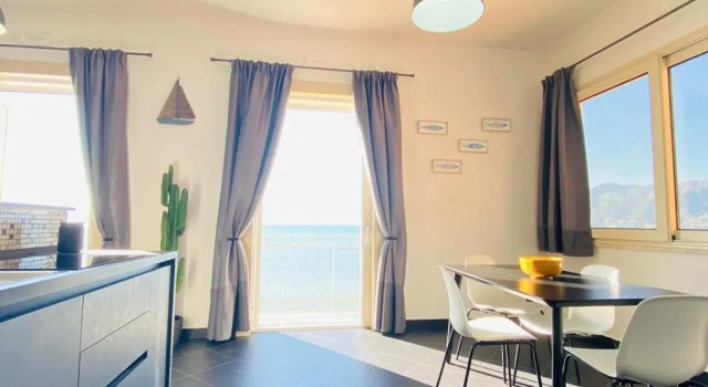Sea View Apartment 5 mt from the beach