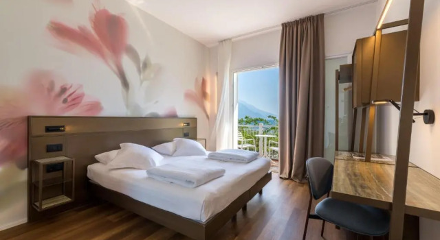 Трёхместный номер Standard с видом на озеро Hotel Baia Azzurra - Lake Front