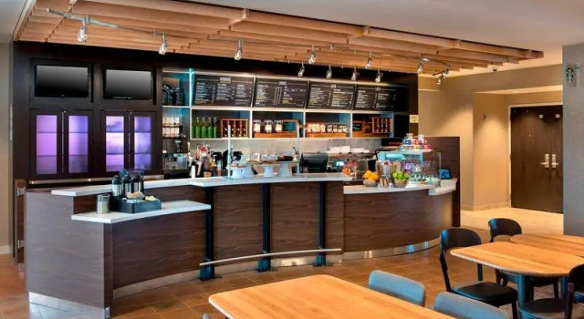 Кровать в общем номере Courtyard by Marriott Schenectady at Mohawk Harbor