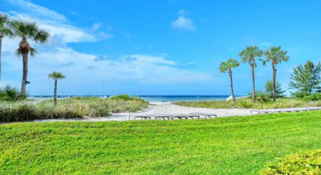 Апартаменты LaPlaya 109A Enjoy the balmy Gulf breezes in this corner end unit right on the beach
