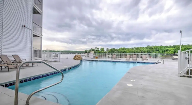 Апартаменты 5th-floor Lakefront Condo: Elevator + Pool Access!
