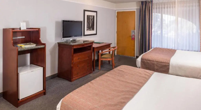Четырёхместный номер Standard Laurel Inn & Conference Center