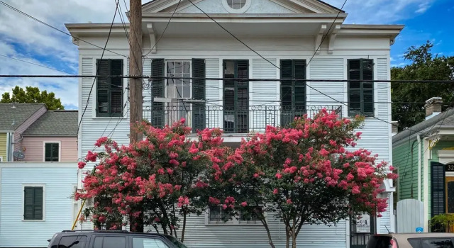 Walk to French Quarter 2 Bedroom 1 Bath Duplex in the Heart of Bywater by Redawning, Забронировать Отель Французский квартал Новый Орлеан, рядом с Musicians' Village