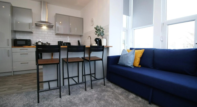 Affinity Serviced Apartments, 5 mins drive to City Centre, Free Parking, WiFi - by Stay South Wales