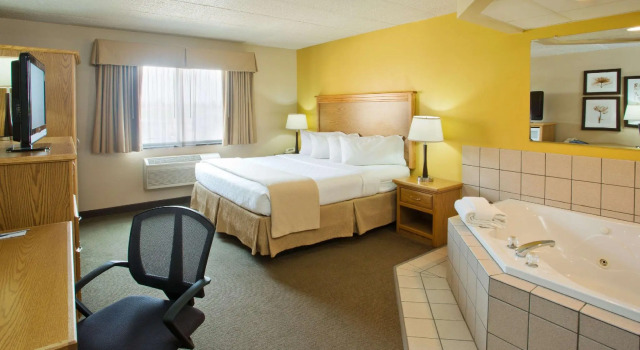 Двухместный люкс AmericInn by Wyndham Aberdeen Event Center