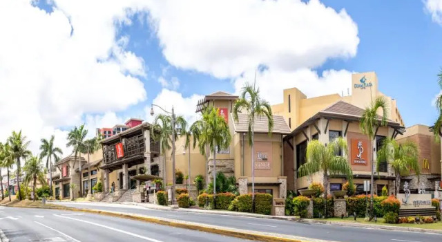 Кровать в общем номере Guam Plaza Resort