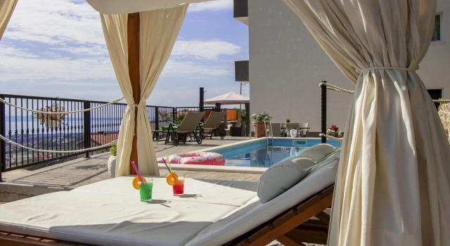 Premium Holiday Home in Kučine-Mravinci with Swimming Pool, Rezerwuj Hotel Kučine Split Region