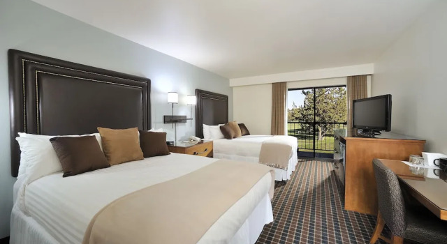 Четырёхместный номер Standard с видом на поле для гольфа The Lodge at Eagle Crest