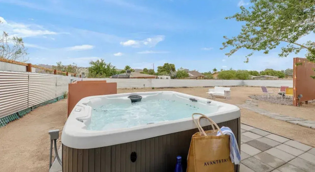 Вилла Fable by Avantstay 2 Unique Spaces, w/ Bowling, Hot Tub, Fire Pit, Large Yard