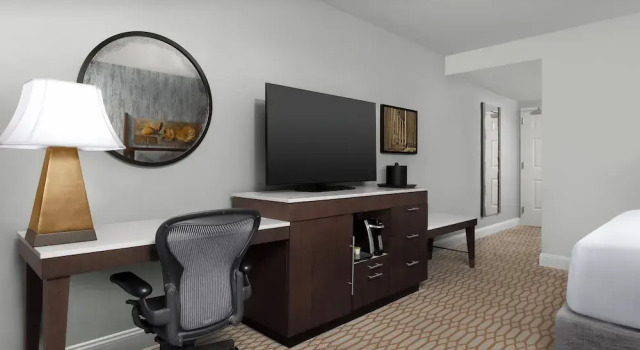 Четырёхместный номер Classic Virginia Crossings Hotel, Tapestry Collection by Hilton