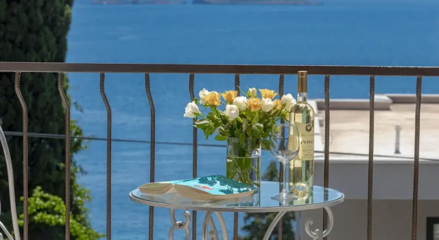 Апартаменты с балконом и с видом на море Guest House Međine