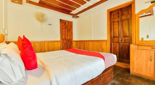 OYO 23231 KHBO Gold Sharing Houseboat, Prenota Hotel Alleppey 