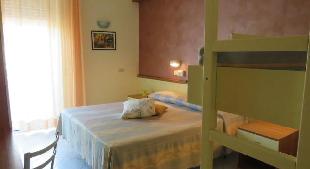 Четырёхместный номер Standard с балконом Hotel Solidea