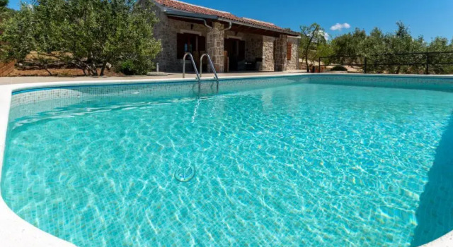 Holiday Home Svemir, Book Lejlighed Hoteller i Pakostane med pool, Swimmingpool