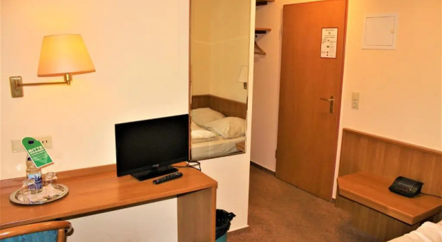 Hotel Alsterquelle 24h Check-in, Free Parking and WiFi, Book Hotel Henstedt-Ulzburg Segeberg