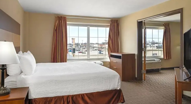 Люкс AmericInn by Wyndham Cedar Rapids North