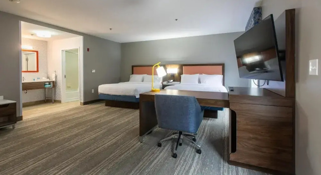 Четырёхместная студия Hampton Inn & Suites Wilder