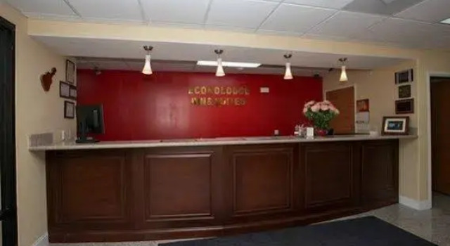Econo Lodge Inn & Suites Memphis