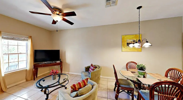 111 E Marlin St Cabin #C - 2 Br cabin by RedAwning, Buchen Sie Ferienwohnung Padre Island USA