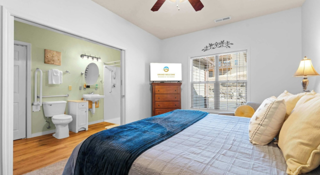 Номер Standard Honey Bee Inn w - Communal Amenities & More!
