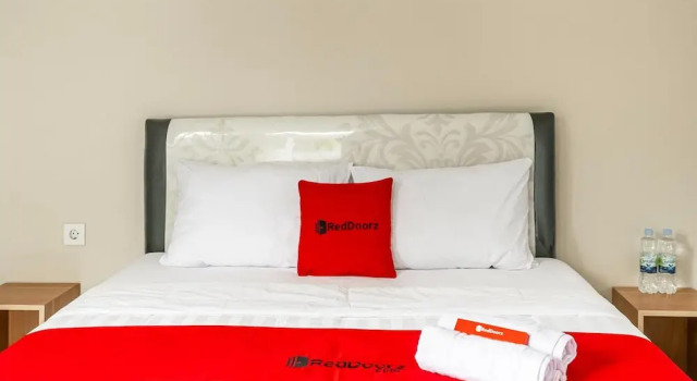 Двухместный номер Standard RedDoorz near Lippo Mall Puri