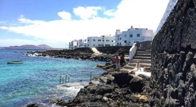 Коттедж Casa Hibiscus - Shared Pool and BBQ - Close to Seafront Promenade By Lanzarote Vacation Homes