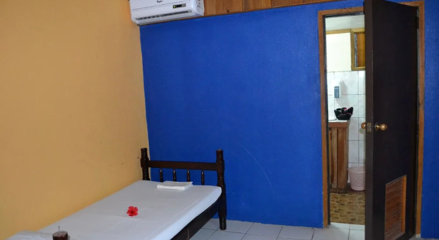 Кровать в общем номере Ratu Kini Backpackers & Dive Resort