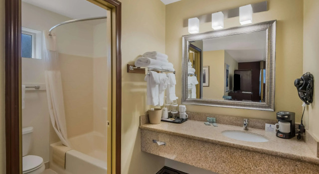 Четырёхместный номер Standard Best Western Cottage Grove Inn