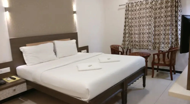 Двухместный номер Executive с балконом Hotel Sownthariyam