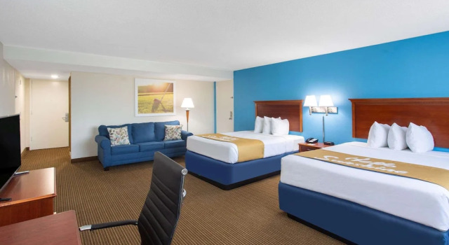 Люкс Deluxe Days Inn & Suites by Wyndham Tallahassee Conf Center I-10
