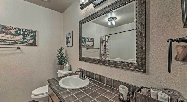 Коттедж Wooded Ruidoso Hideaway w/ Deck: Ski, Hike & Golf!