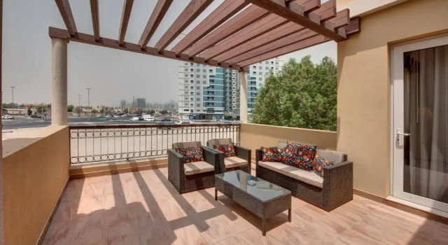Вилла с 4 комнатами J5 Holiday Homes Barsha Gardens
