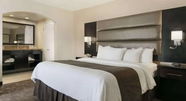 Люкс Deluxe Days Inn by Wyndham Downey