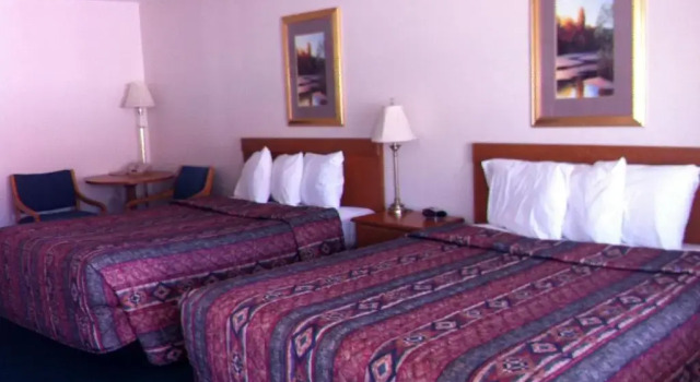 Standardowy czteroosobowy pokój Legacy Inn