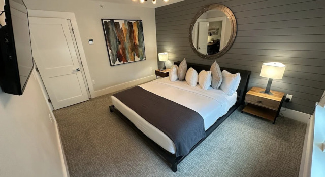 Large Three Room Suite 2 Bed/1 Bath In Downtown - Unit 4 2 Bedroom Home