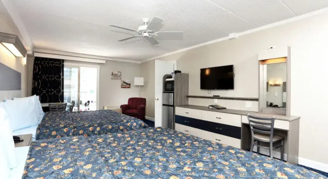 Четырёхместный номер Standard с балконом и с видом на бассейн Adventurer Oceanfront Inn